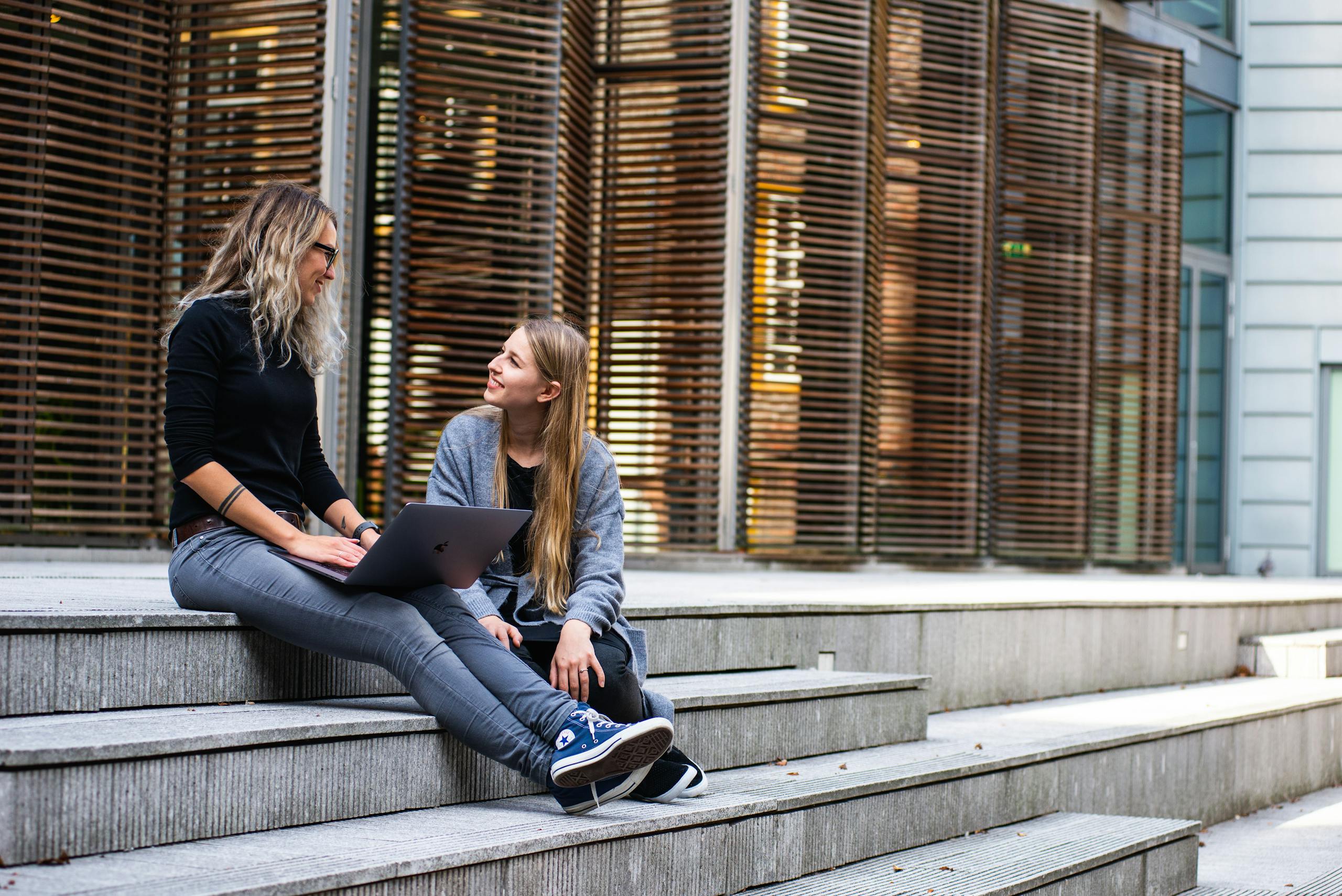 Jonge vrouwen werken met begeleiding aan structuur en zelfstandigheid